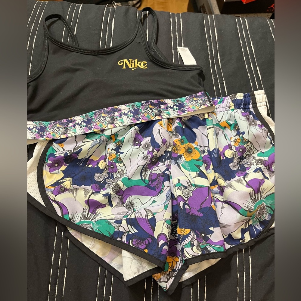 Nike set shorts and sports bra